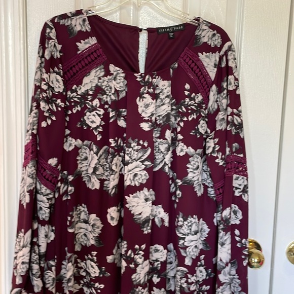 Fifth & Park Aline Dress, Burgundy dress with beautiful white design Siz… - Picture 2 of 12